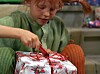 Pippi slår in julklappar