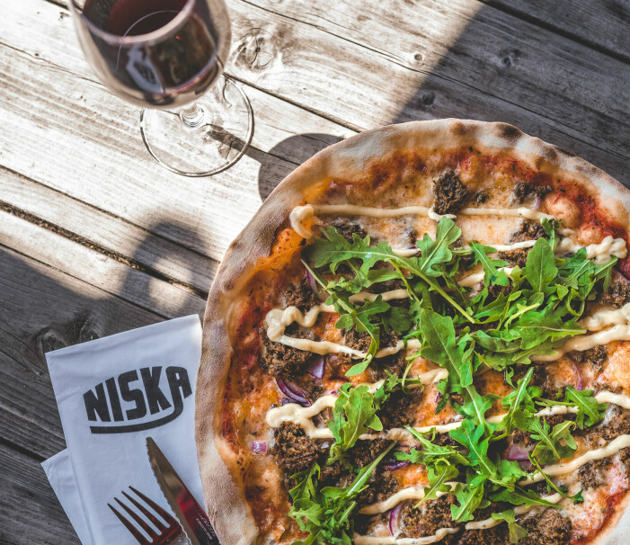 Gott med Åländsk pizza! Pub Niska ligger i Sjökvarteret, på gångavstånd från Mariehamns centrum. Foto: Visit Åland/Mikko Uosukainen Photography Pizza från Pub Niska
