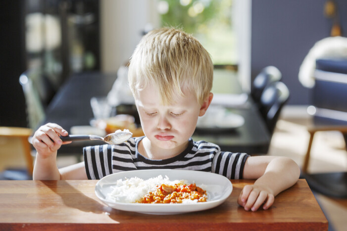 Tips! Var inte rädd för att låta barnet provsmaka nya rätter. Med tiden kommer barnet att vänja sig vid de nya smakerna (trots att hen kan vara skeptisk i början). pojke äter ris
