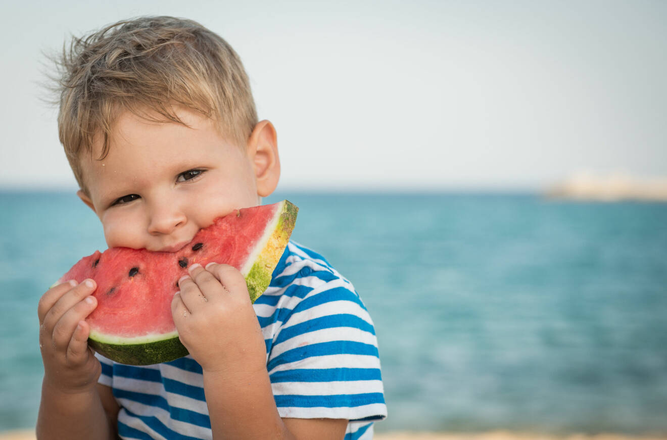 pojke äter vattenmelon