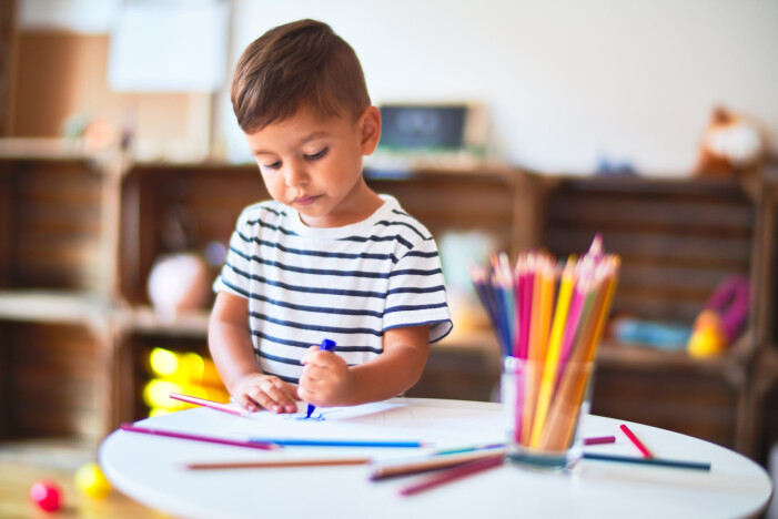 Tips! Vill du som förälder att barnet ska berätta vad hen gjort på förskolan? Sätt er ner och pyssla eller rita, ofta berättar barn om dagen när de är sysselsatta. pojke ritar