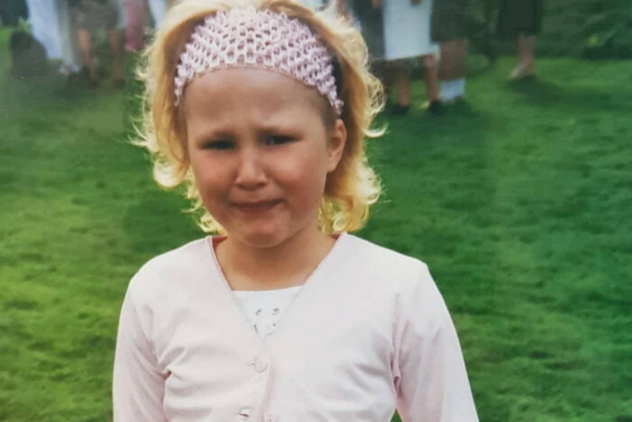 Matilda blev mobbad i skolan. Porträtt av en ung Matilda som tittar in i kameran.