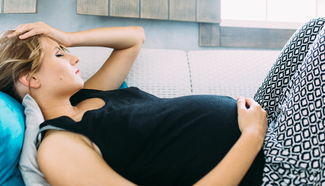 trött gravid kvinna