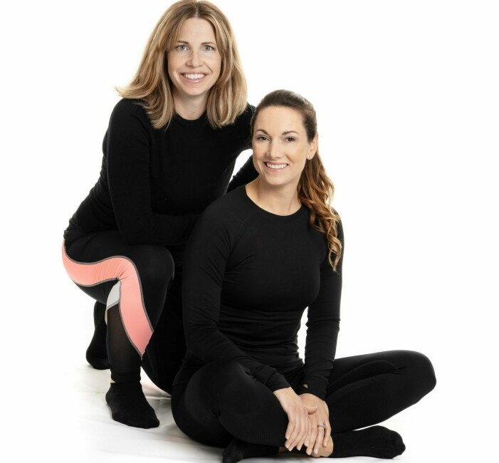 Författarduon Karin Bülow Orrje och Courtney Landin har skrivit boken <span class=" italic" data-lab-italic_desktop="italic">Mammastark</span>, där de ger tips på hur man som mamma kan träna med sitt barn i famnen, selen eller i vagnen. Författarduon Karin Bülow Orrje och Courtney Landin.