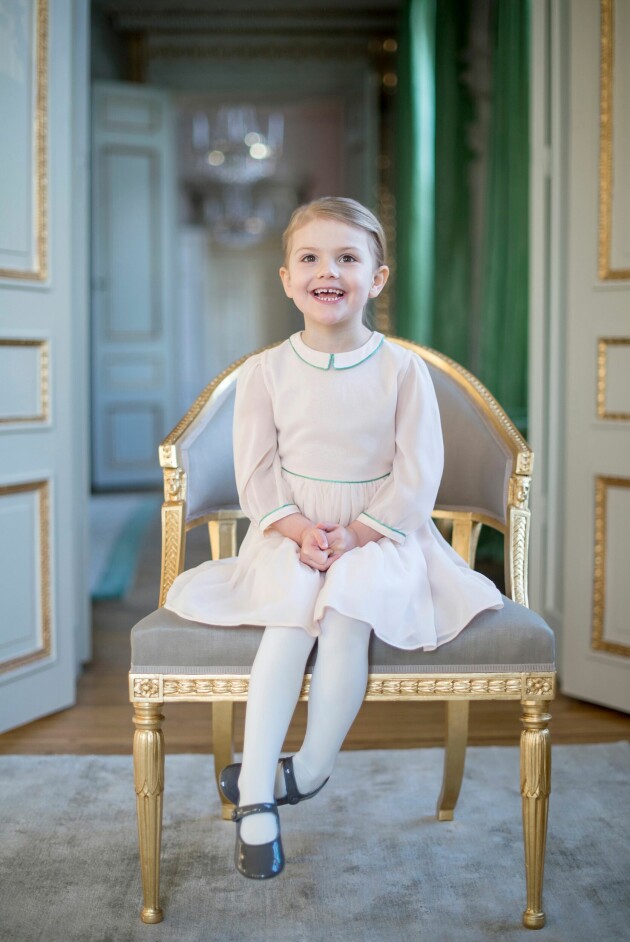 Glad och nyfiken 4-åring. Estelle 4 år.