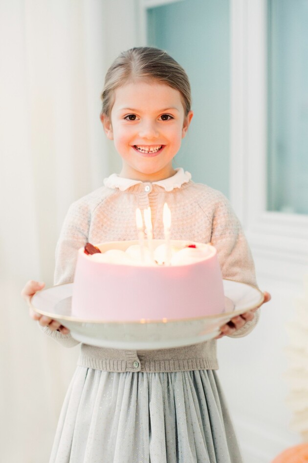 Estelle firar födelsedagen med tårta. Estelle fyller 6 år.