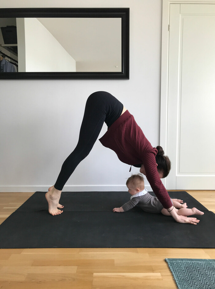 PT-Fia yogar med bebis