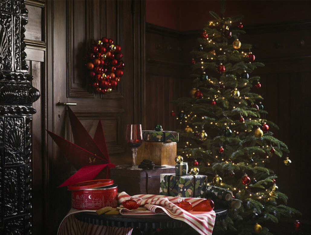Pynta granen tidigt i år! <span class=" italic" data-lab-italic_desktop="italic">Foto: Ikea</span> Hem med julpynt, julgran, stjärna och röd krans på dörren.