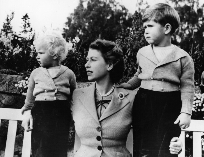 Queen Elizabeth med barnen Anne och Charles