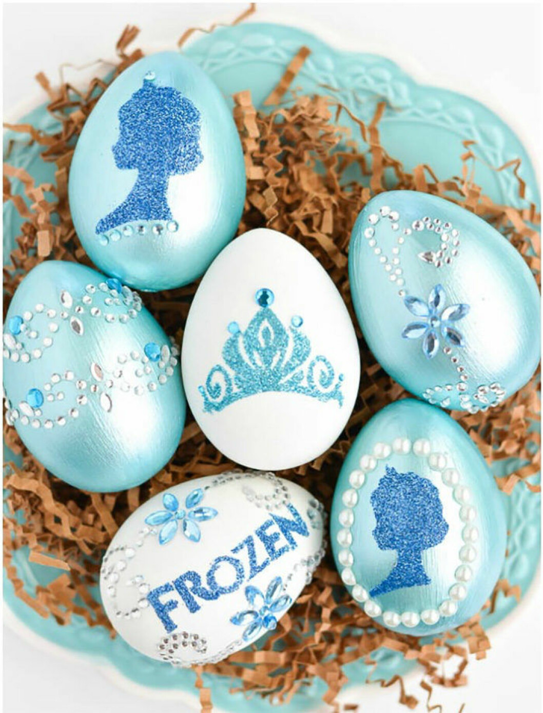 Via: <a href="http://apumpkinandaprincess.com/2015/03/disney-frozen-easter-eggs.html" target="_blank">apumpkinandaprincess</a> Påskägg med tema Frost