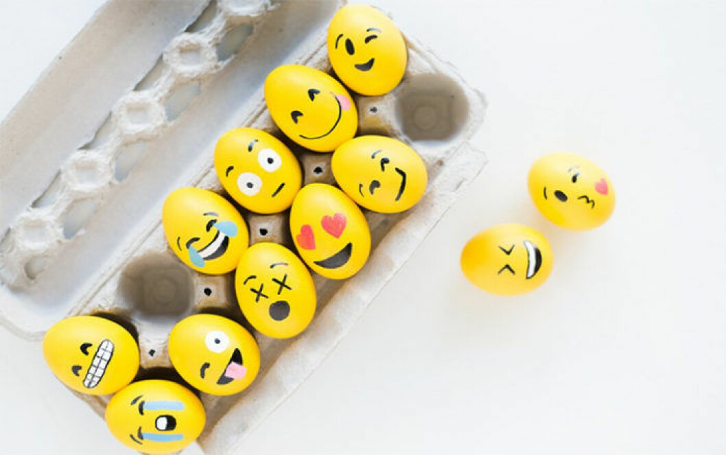 Via: <a href="http://studiodiy.com/2015/03/05/diy-emoji-easter-eggs/" target="_blank">studiodiy</a> Påskägg med emojis