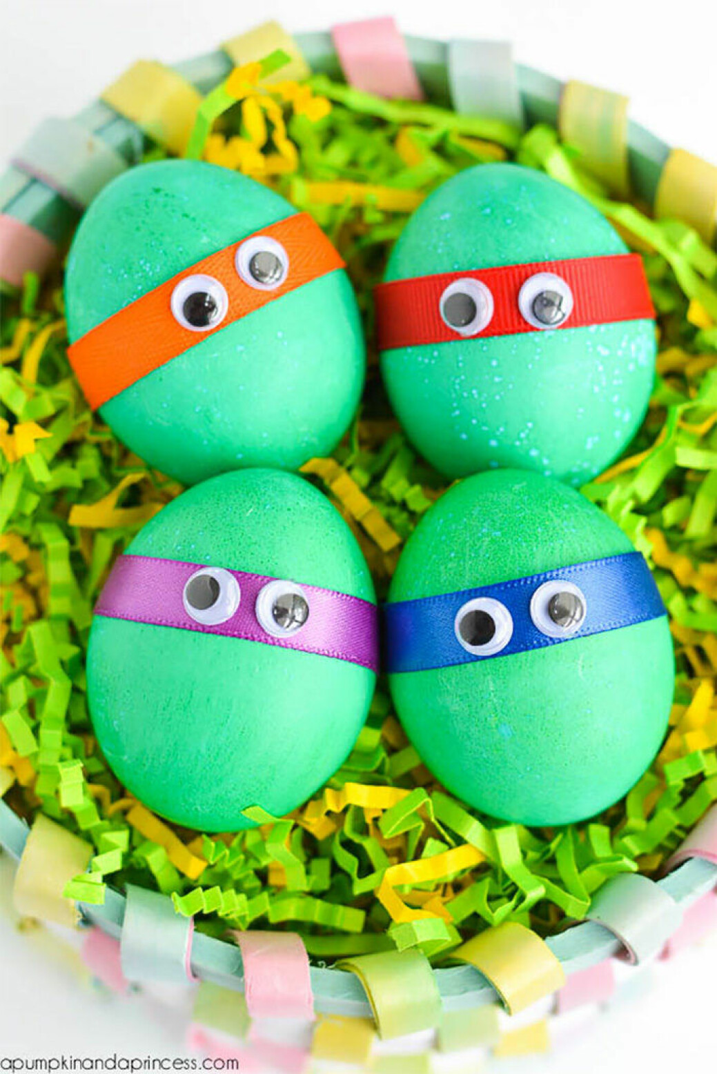 Via: <a href="http://apumpkinandaprincess.com/2015/03/dyed-ninja-turtles-easter-eggs.html" target="_blank">apumpkinandaprincess</a> Påskägg med Ninja turtles