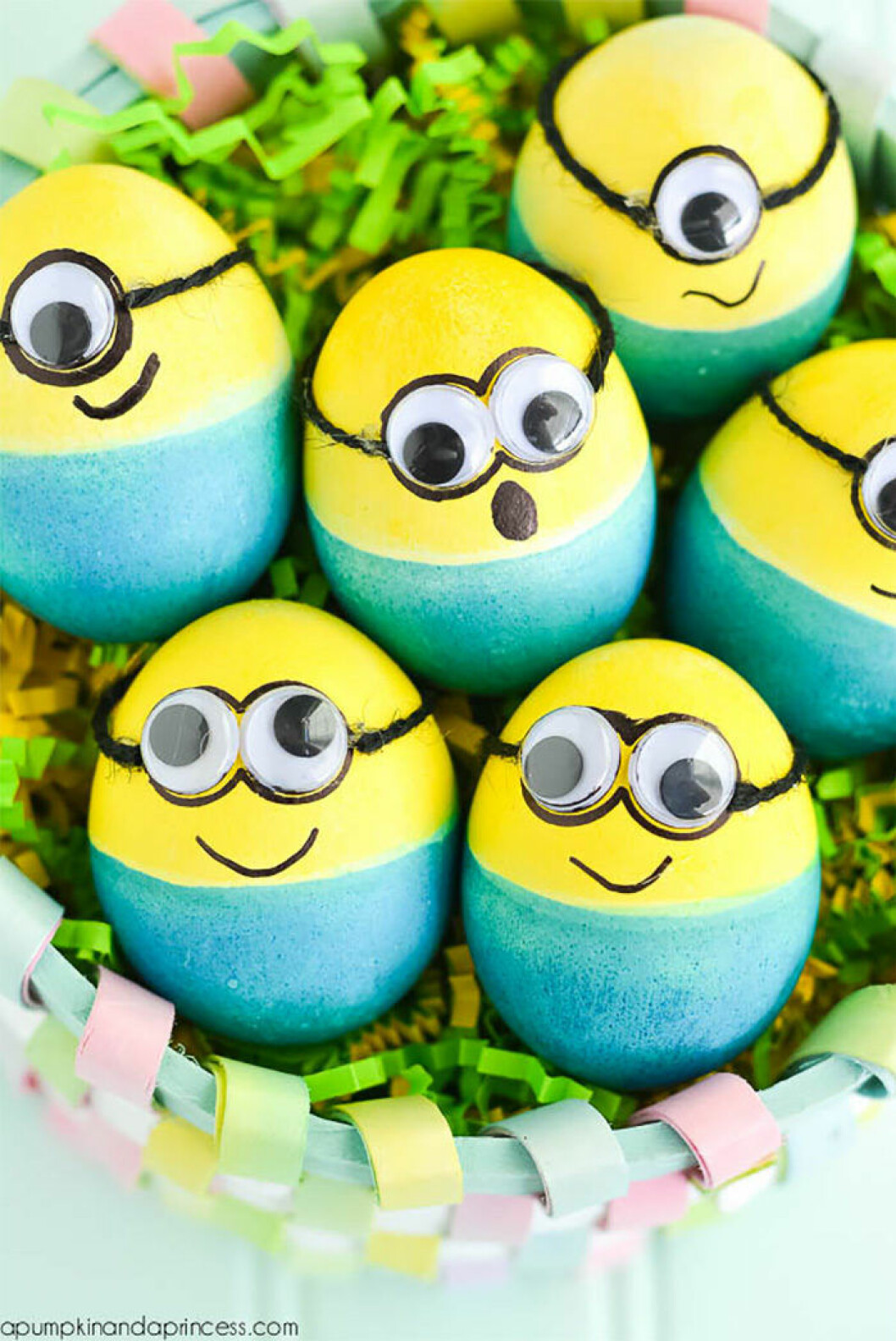 Via: <a href="http://apumpkinandaprincess.com/2015/03/dyed-minion-easter-eggs.html" target="_blank">apumpkinandaprincess</a> Påskägg som Minioner