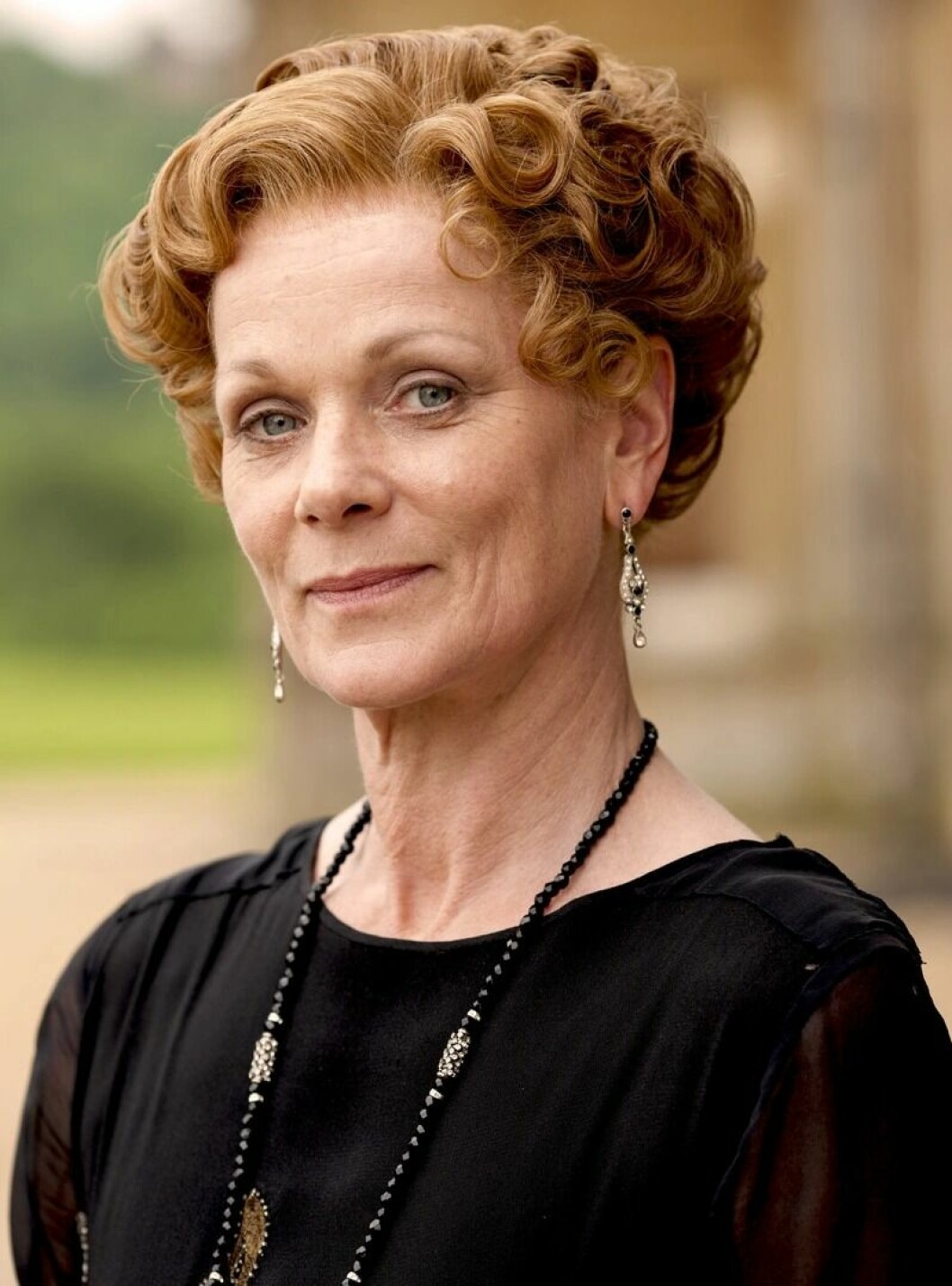 Lady Rosamund hjälper unga Lady Edith när hon hamnar i en svår situation. Rosamund