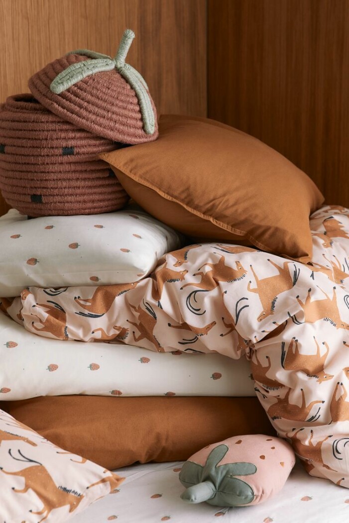 Den enhetliga färgpaletten får mer än gärna smitta av sig på sängkläder och textilier. Foto: H&M Home. Så inreder du babyrummet med färg