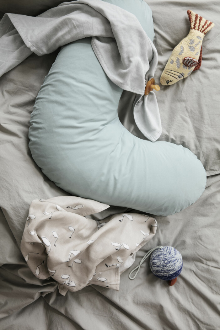 Inget komplett babyrum utan härliga och ombonade textilier. Foto: Ferm Living. Så inreder du barnrummet med mysiga detaljer