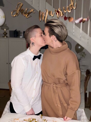 Felicia och Saga har nyligen gift sig. Saga och Felicia Wahlström