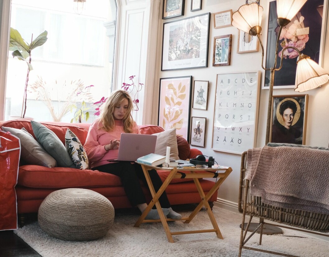 Det i magen känns lite som ett växande vattendjur och innan hon träffat bebisen känns det svårt att se den framför sig, berättar Sandra. Bloggare, serieskapare och författare Sandra Beijer arbetar på sin dator på sitt kontor i Stockholm.