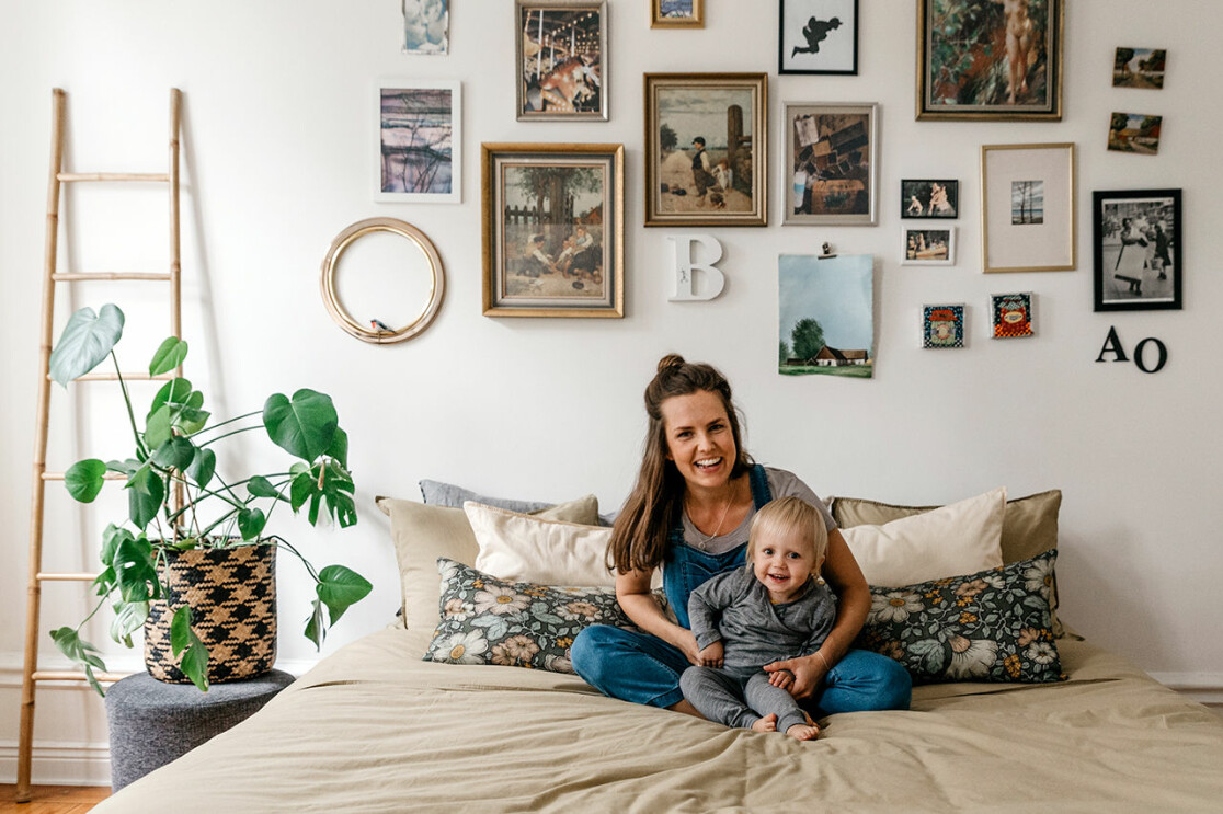 ”Vi trodde båda att det var som att trycka på en knapp så blev det barn” Sandra och Lykke sitter i sängen.