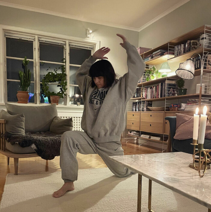 Numer tränar den pensionerade elitidrottaren för att må bra och hållas frisk. Här gör hon kvällsyoga hemma i vardagsrummet. Sanna Kallur yogar hemma