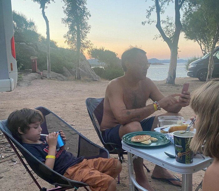 Familjen har äntligen kunnat börja njuta av och upptäcka nya ställen i sitt nya hemland. Familjen Campioni tältar i Sardinien