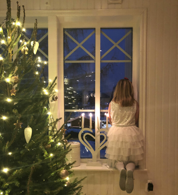 Trots att det bara är Savita och hennes barn på julafton ser hon till att vara noga med traditionerna. Savitas dotter kikar ut genom fönstret
