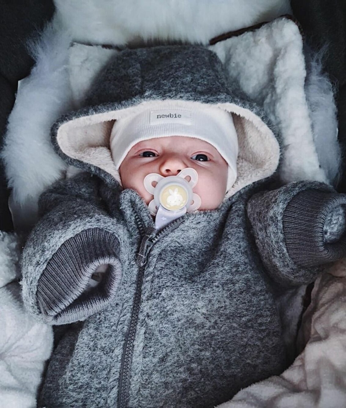 Lilla Matheus myser i vagnen hemma i Örnsköldsvik. Matheus