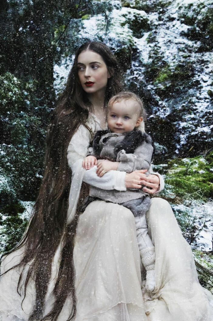 För att se alla bilder och beställa kalendern, spana in Caroline Roosmarks hemsida. Félice Jankell och sonen Winston i sagolika kvinnor 2021.