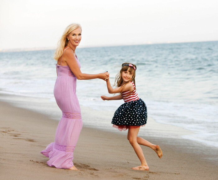 Mamma och dotra visar upp sig på stranden inför <em>Hollywoodfruar</em> 2011.