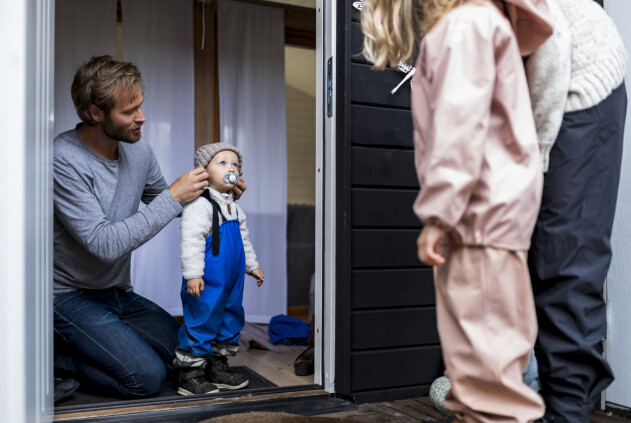 I hallen behöver det ofta gå smidigt och snabbt, så fundera vilka behov ni har för att få ett bra flöde. pappa med son