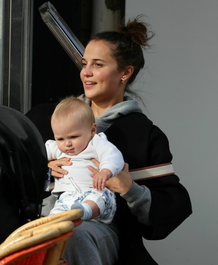 Alicia Vikander och sonen myser i Paris hösten 2021.