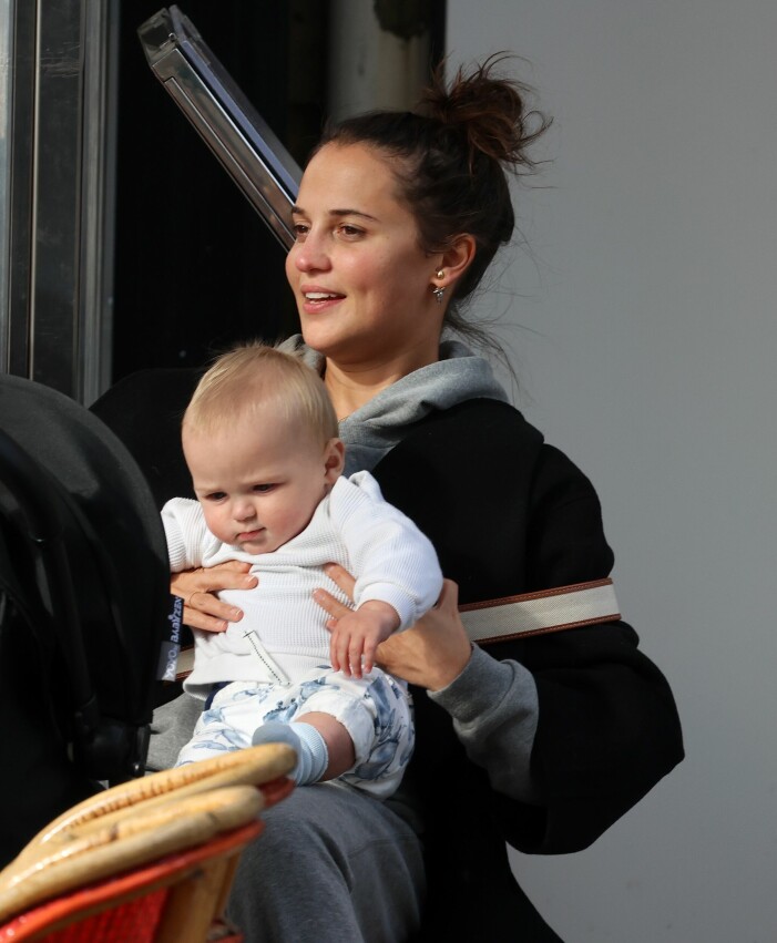 Alicia Vikander och sonen myser i Paris hösten 2021. alicia vikander och bebis