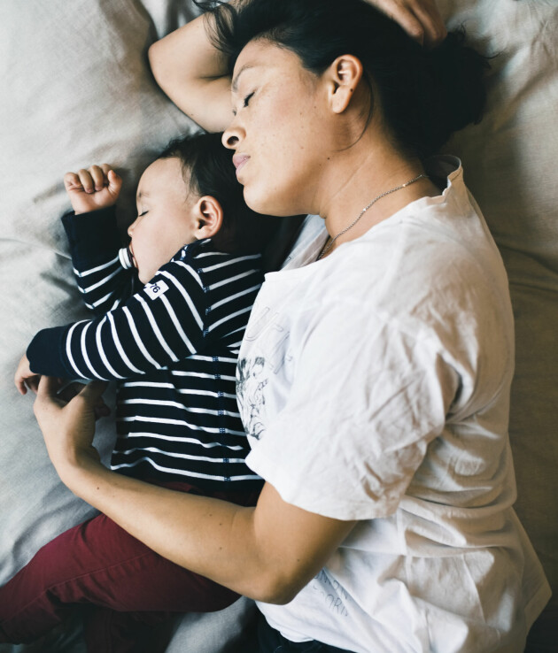 Sociala medier och internet är det vanligaste forumet för mom-shaming i Sverige. Även bland bekanta och av släkten upplever mammor sig skammade. mamma med sitt barn