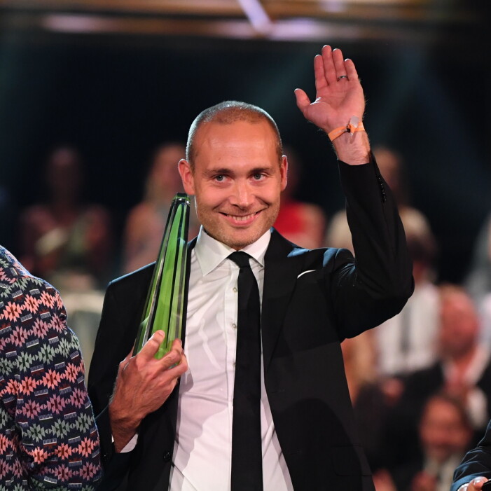 Jesper Rönndahl när han 2019 tog emot en kristall för satirprogrammet Svenska nyheter. Jesper Rönndahl när han 2019 tog emot en kristall för satirprogrammet Svenska nyheter.