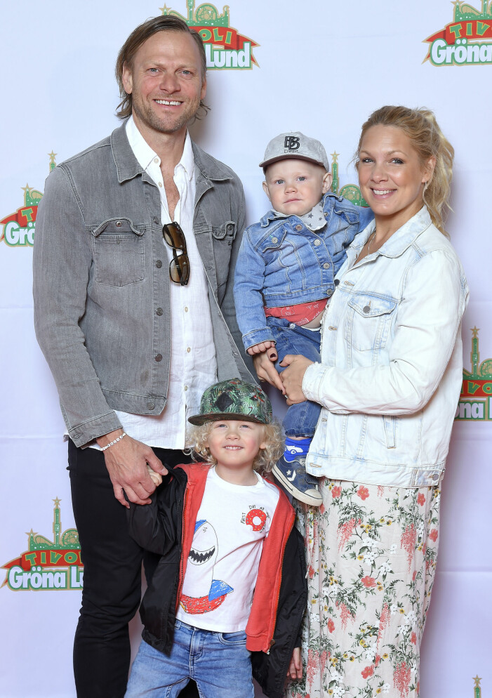 Ex-makarna Anna och Jesper med barnen Elton och Lionel på premiäröppning av Gröna Lund 2019.