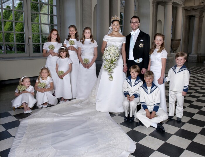 Glada prins Christian längst till höger i bild. prins daniel och kronprinsessan victoria med brudnäbbet på bröllopet