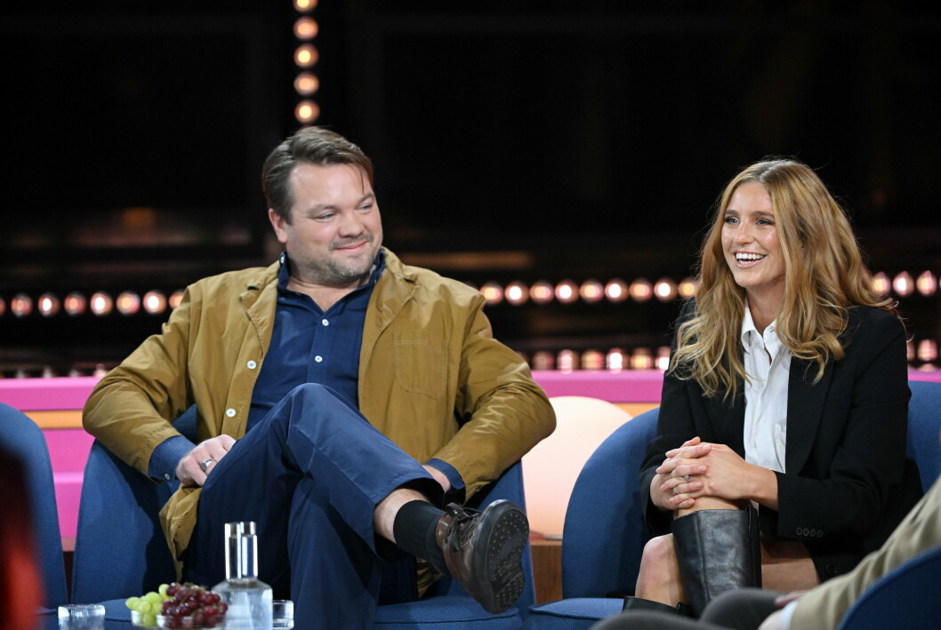 Douglas och Penny skojar friskt under intervjun med Bianca Ingrosso i dennes nya talkshow. Douglas och Penny skojar friskt under intervjun med Bianca Ingrosso i dennes nya talkshow.