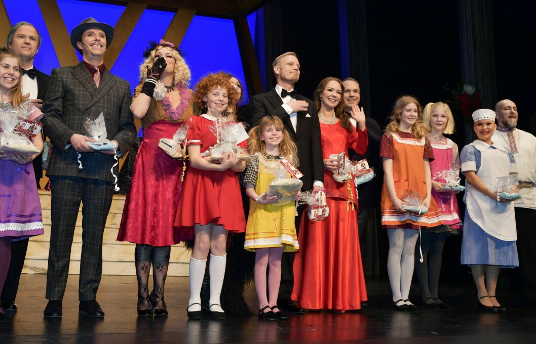 Anna Sahlene (röd klänning, sjätte från vänster i bild) och dottern Lily Wahlsteen (röd klänning, femte från höger i bild) spelade mot varandra i musikalen Annie år 2019.