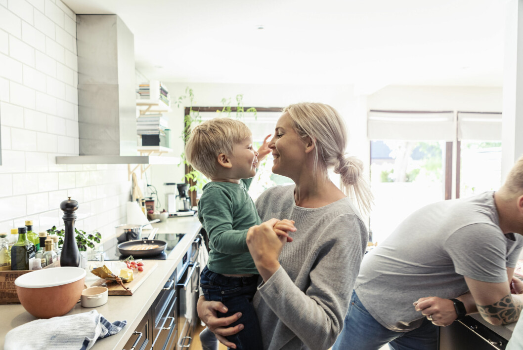 En av sakerna mammor skammas för är att man inte lagar barnmaten själv, visar Novus undersökning. mamma med son i kök