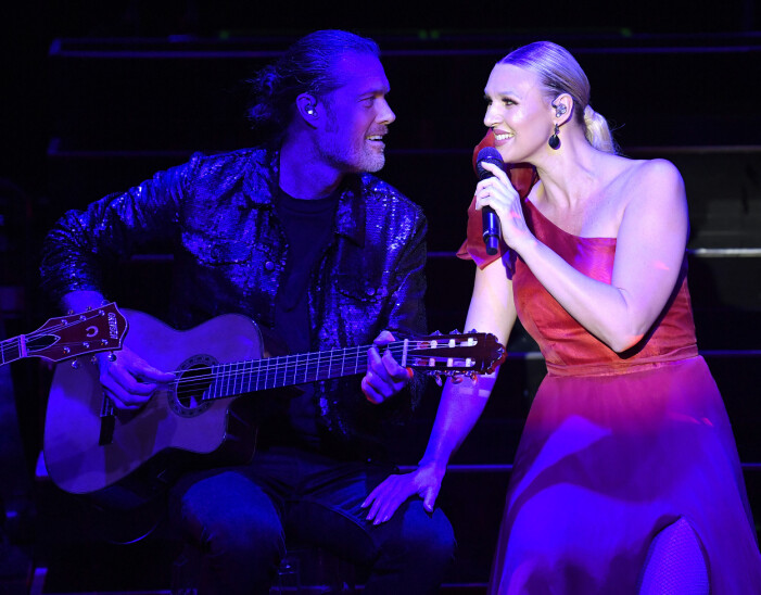 Sanna och Joakim möttes och föll för varandra på jobbet när Joakim för 13 år sedan började spela i Sannas band. Här på scenen på Lilla Cirkus i Stockholm, 2019.