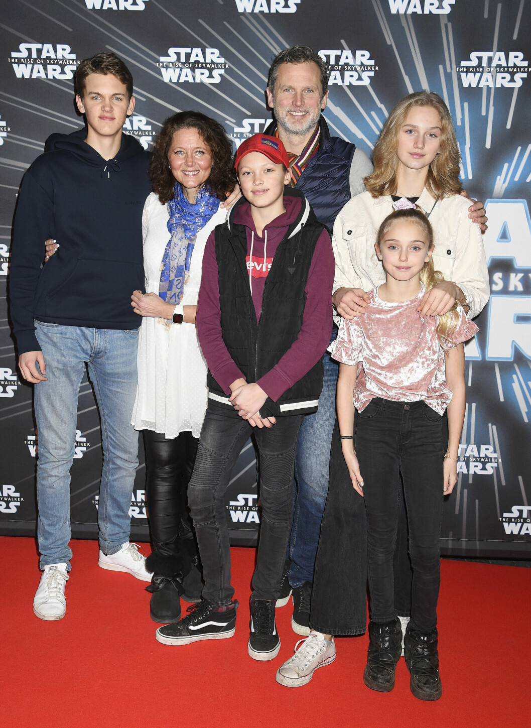 Rickard och Annika tillsammans med barnen Lilly, Gloria, Lucas och Leo på röda mattan år 2019.