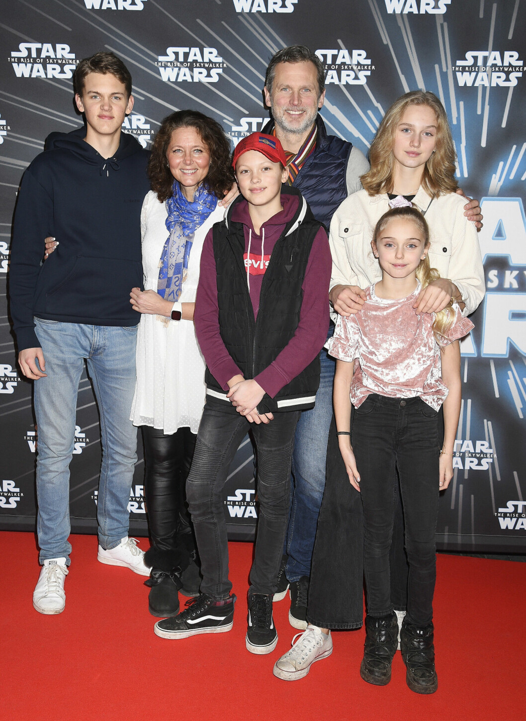 Rickard och Annika tillsammans med barnen Lilly, Gloria, Lucas och Leo på röda mattan år 2019. Rickard och Annika tillsammans med barnen Lilly, Gloria, Lucas och Leo på röda mattan år 2019.
