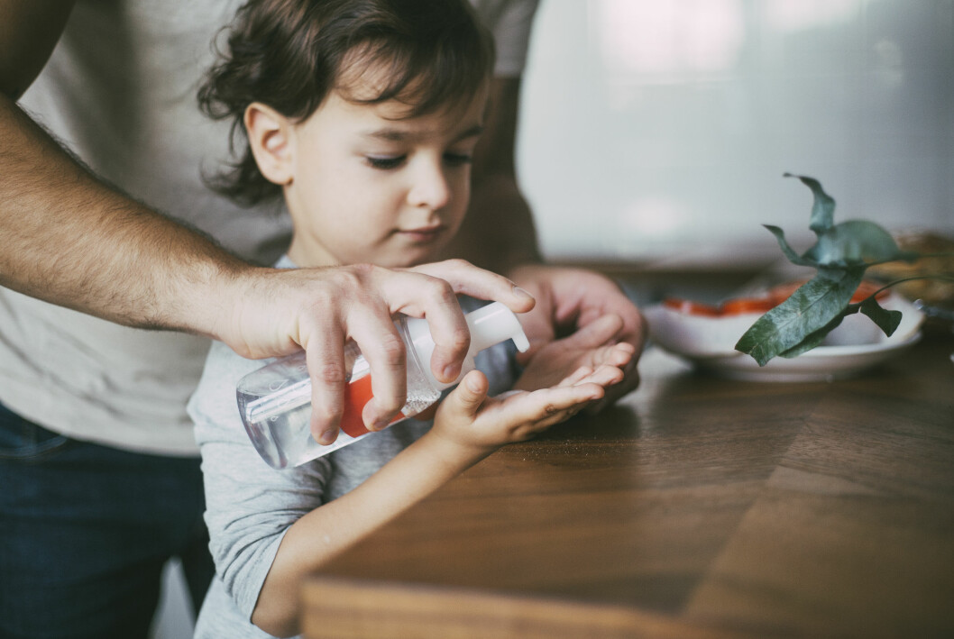 Barn världen över har varit med om en total förändring – och den erfarenheten kommer de bära med sig. pappa barn handsprit