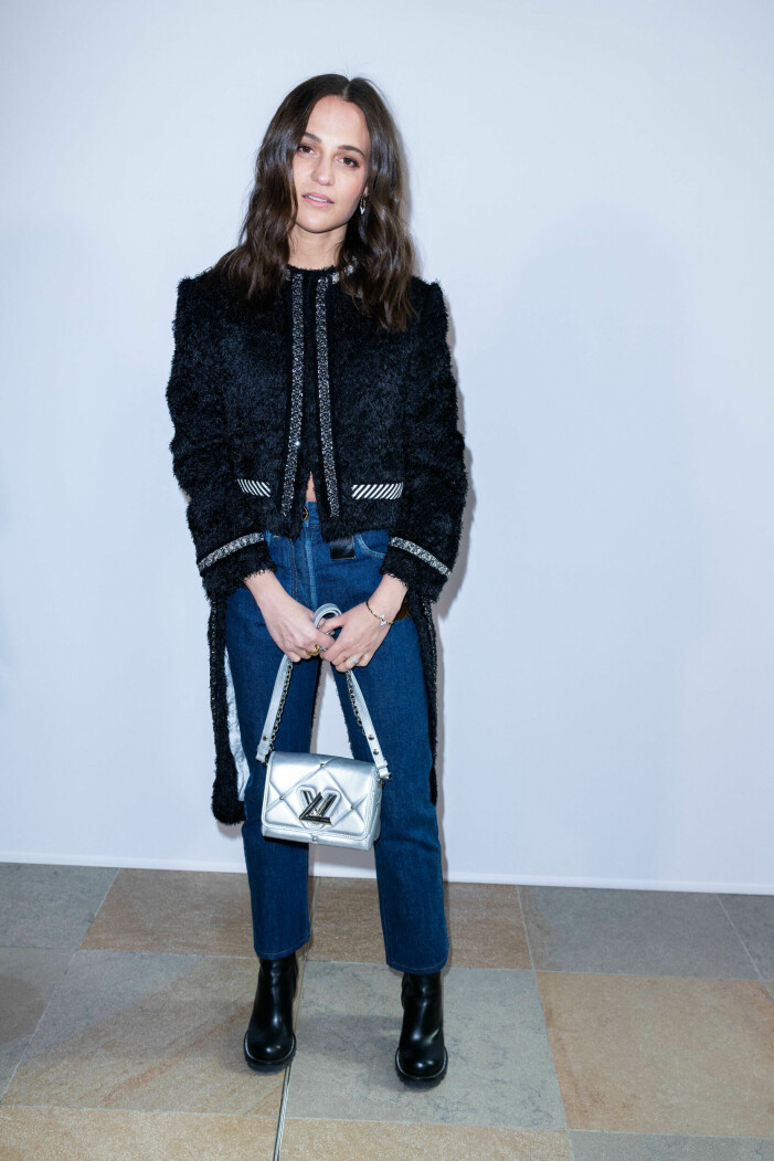 Alicia Vikander på modeveckan i Paris nu i mars.