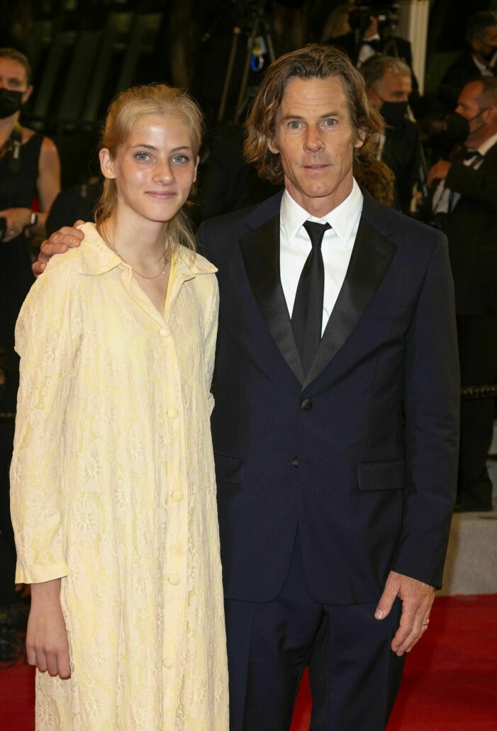 Julia Roberts dotter Hazel har alltså jobbat som fotograf till filmen <span class=" italic" data-lab-italic_desktop="italic">Flag Day</span> som Sean Penn regisserar. daniel moder och dottern hazel