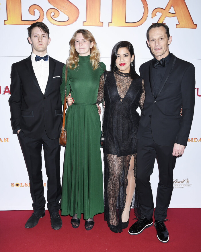 Måns Herngren tillsammans med barnen Noa och Saga Herngren, och nya hustrun Katalin Herngren Bachry, på premiären för <em>Solsidan</em>-filmen 2017.