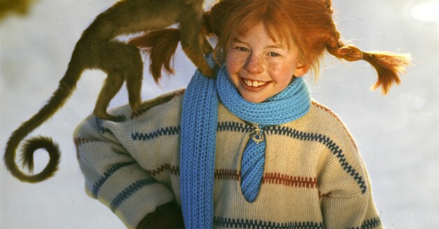 Pippi Långstrump med Herr Nilsson på axeln.