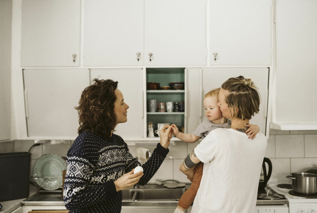 Mer än hälften av alla mammor i Sverige har en eller flera gånger upplevt mom-shaming. Mammor med son
