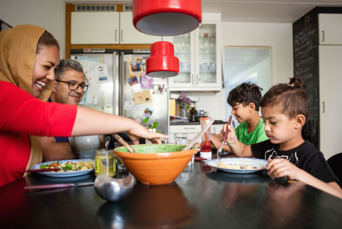 Att äta tillsammans vid matbordet gör att barnen lär sig mer om sina mättnadssignaler. famiilj äter tillsammans
