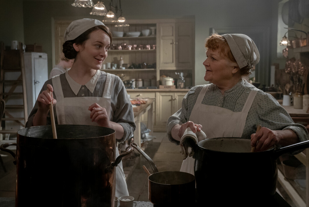 I bilderna från nyaste filmen ser vi hur Mrs. Patmores köksa Daisy fått en viktigare roll i köket. Daisy och Mrs. Patmore